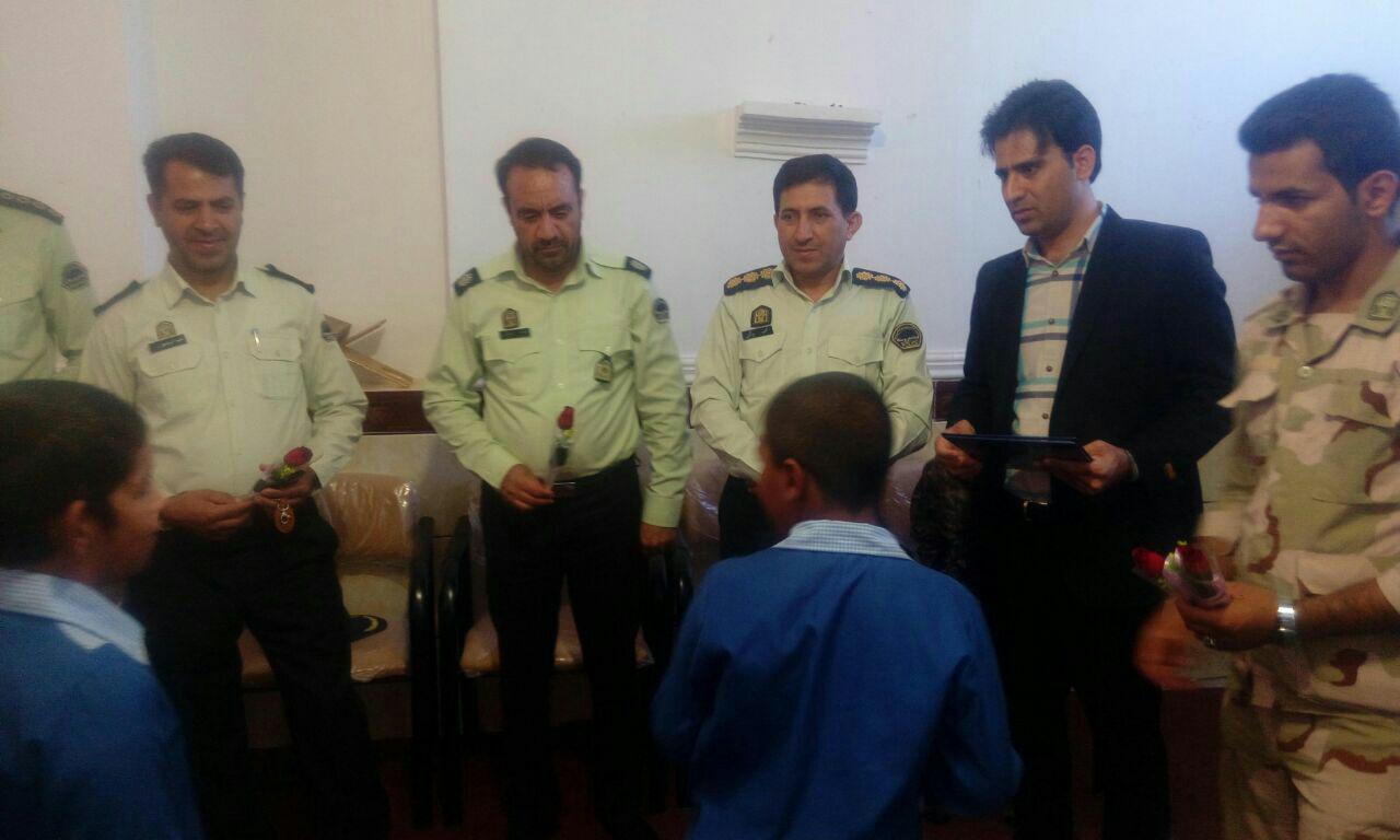 دیدار دانش آموزان کم توان ذهنی با پلیس