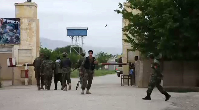 حملات گسترده طالبان به یک پایگاه ارتش در قندهار ده ها کشته و زخمی بر جا گذاشت