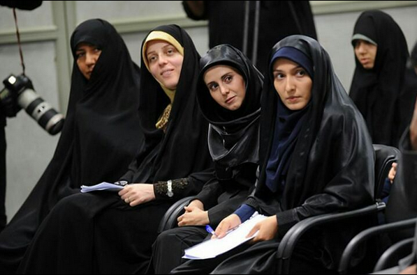 دختر خاص دیدار نخبگان با رهبری کیست+ عکس و فیلم