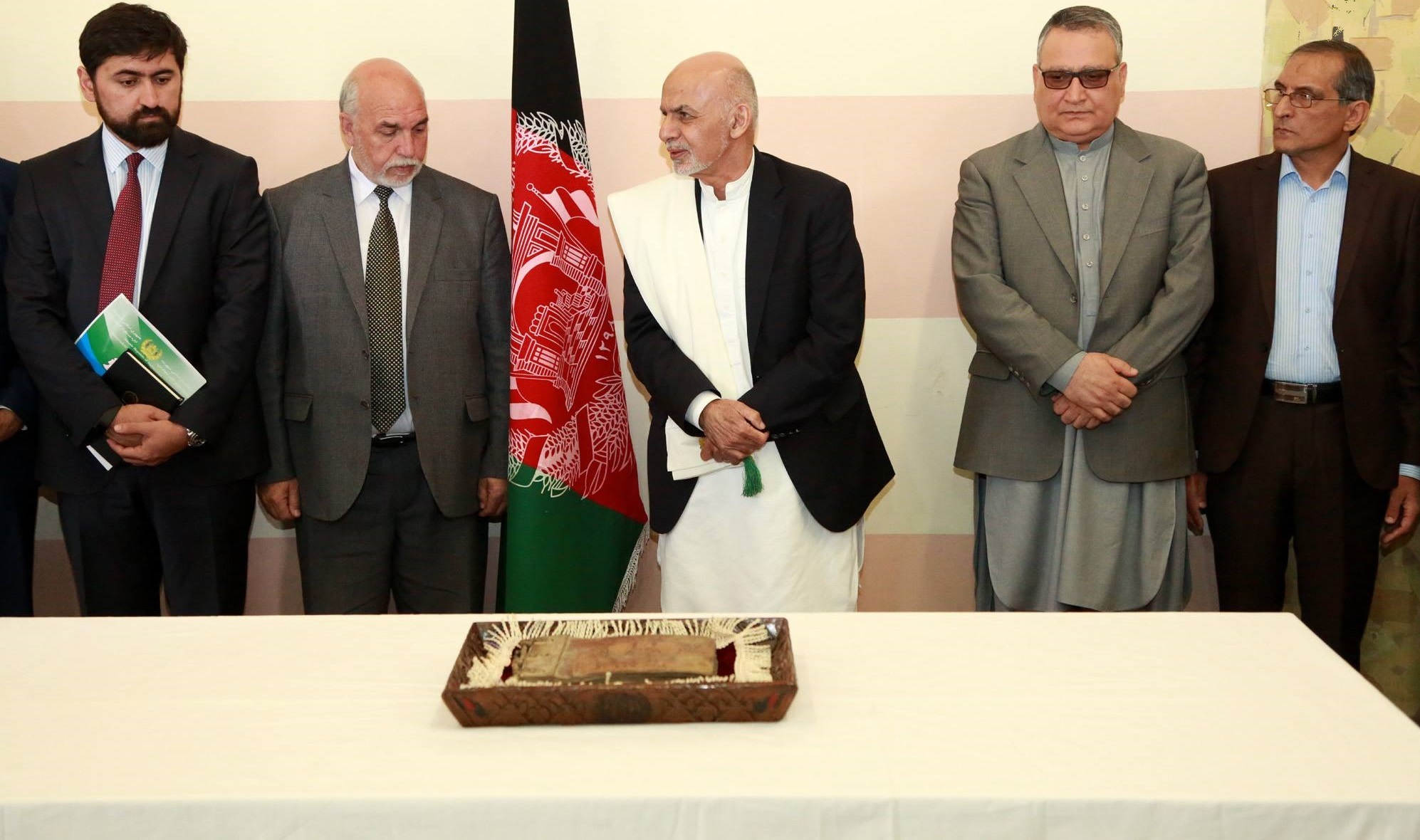 کتاب تاریخی افغانستان در حضور اشرف غنی به موزه ملی سپرده شد + تصاویر