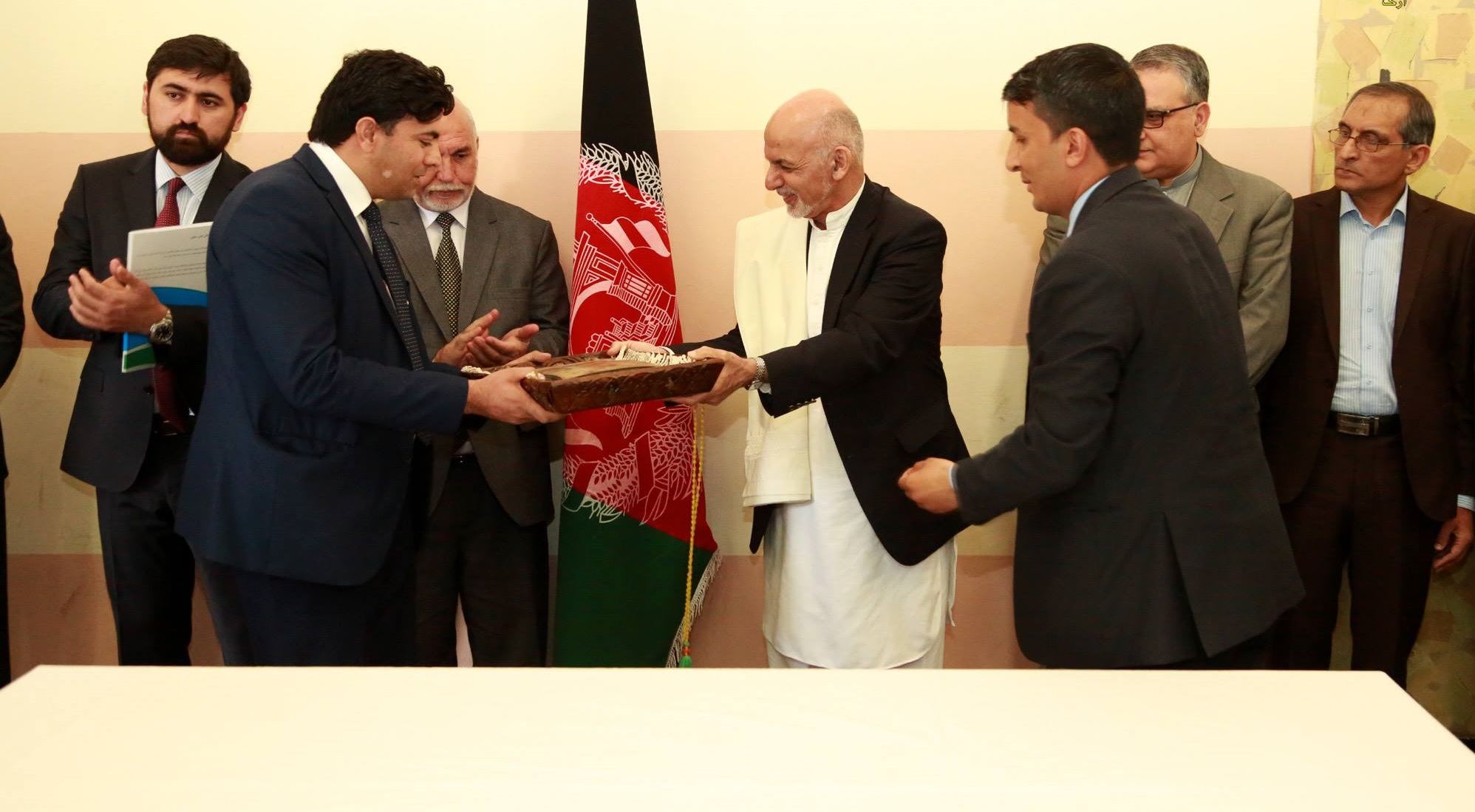 کتاب تاریخی افغانستان در حضور اشرف غنی به موزه ملی سپرده شد + تصاویر