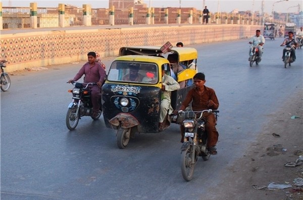 جا به جایی مسافر و بار در پاکستان به روایت تصویر جا به جایی مسافر و بار در پاکستان به روایت تصویر