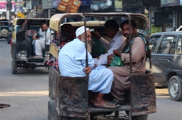 جا به جایی مسافر و بار در پاکستان به روایت تصویر جا به جایی مسافر و بار در پاکستان به روایت تصویر