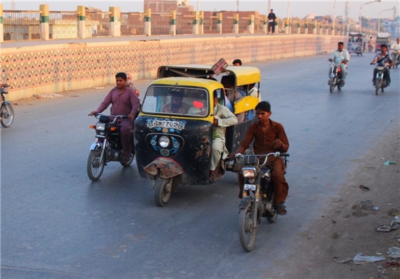 &laquo;مینی تاکسی&raquo; در پاکستان +تصاویر