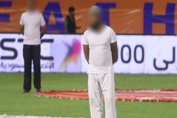 حضور مسئولان برگزاری لیگ عربستان با لباس خواب در کنار زمین! + عکس
