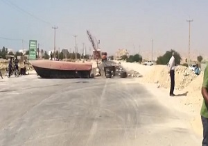 سقوط دو دختر جوان از روی پل چمران اصفهان/ دست و پنجه نرم کردن دانش آموزان با خطر در راه مدرسه/هدررفت مایه حیات از منبع آب + فیلم و تصاویر