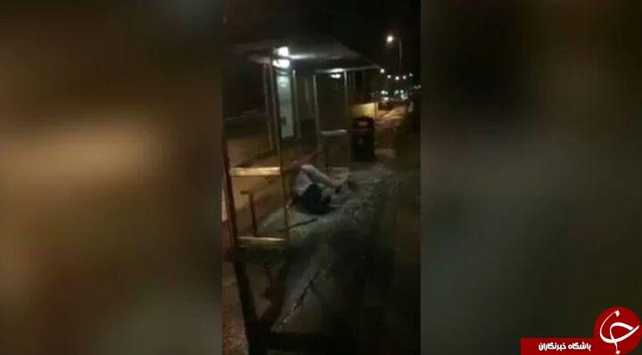 اقدام عجیب دانشجوی جوان در ایستگاه اتوبوس + فیلم