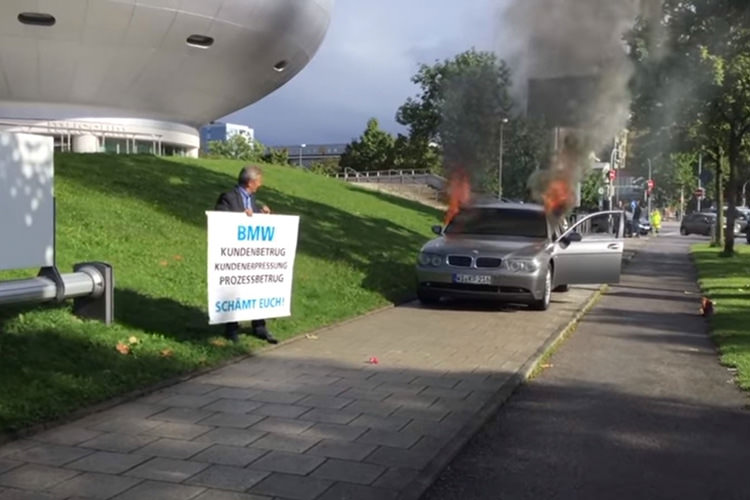 شهروند خشمگین ایرانی، بی&zwnj;ام&zwnj;و سری ۷ خود را مقابل موزه BMW به آتش کشید//////فیلم داره