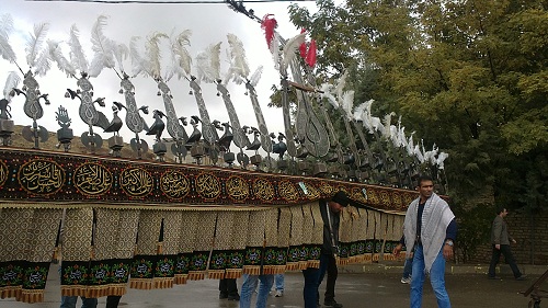 از خود نمایی تا عَلَم کِشی در ماه محرم/ حکم عَلَم کِشی در مراسم عزاداری چیست؟