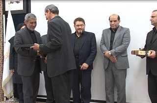 تجلیل از نویسنده و راوی کتاب آب هرگز نمی‌میرد در یزد