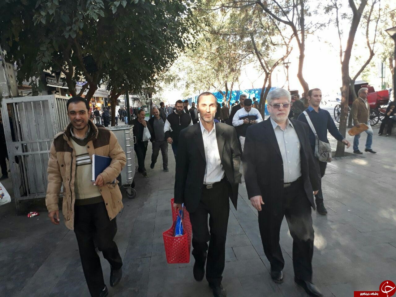 بقایی و زنیبل قرمز؛ سوژه جدید کاربران فضای مجازی+ عکس