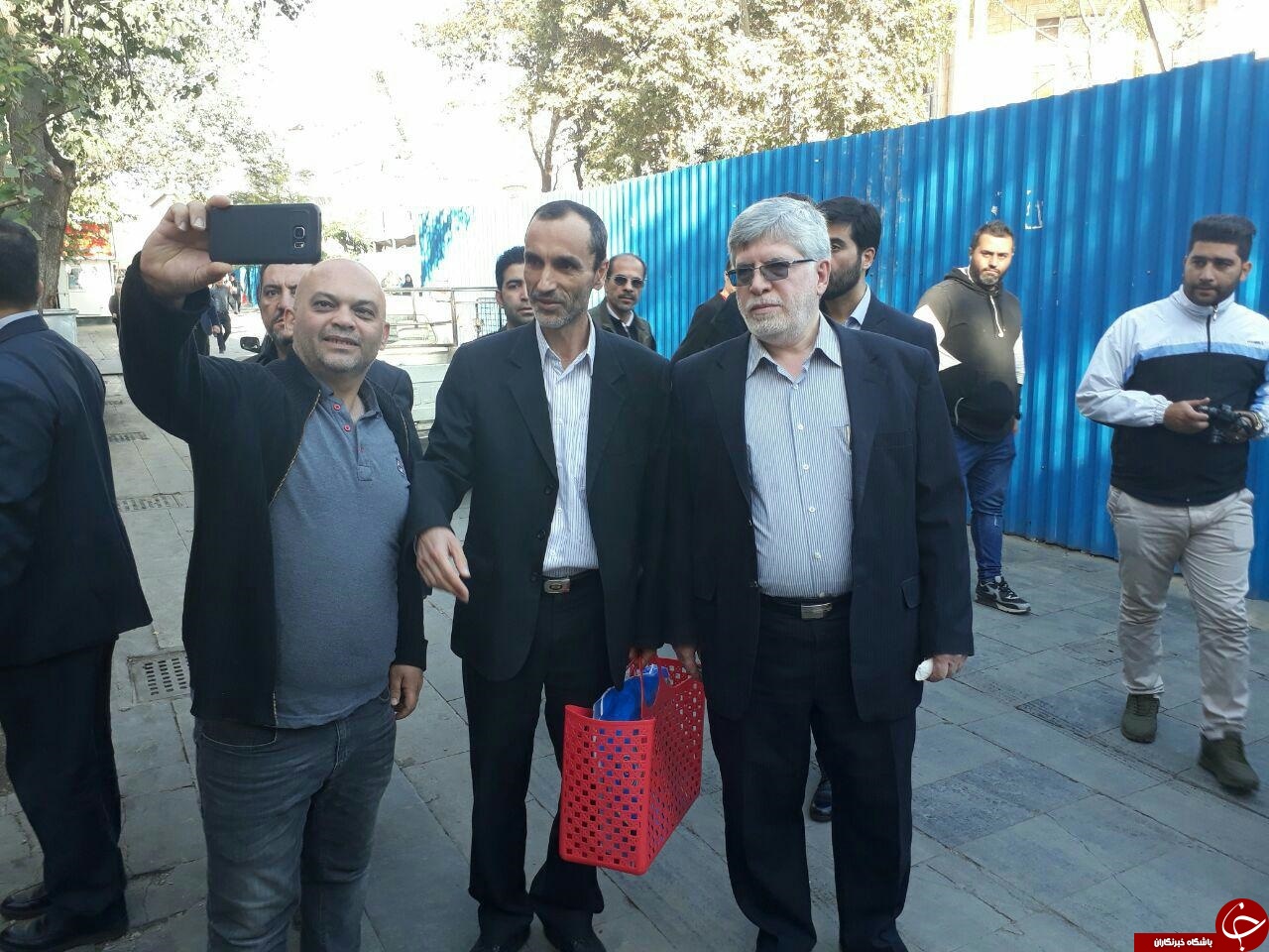 بقایی و زنیبل قرمز؛ سوژه جدید کاربران فضای مجازی+ عکس