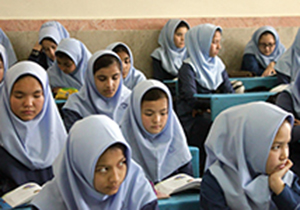 دانش آموزان خارجی و ایرانی کنارهم مشغول تحصیل هستند