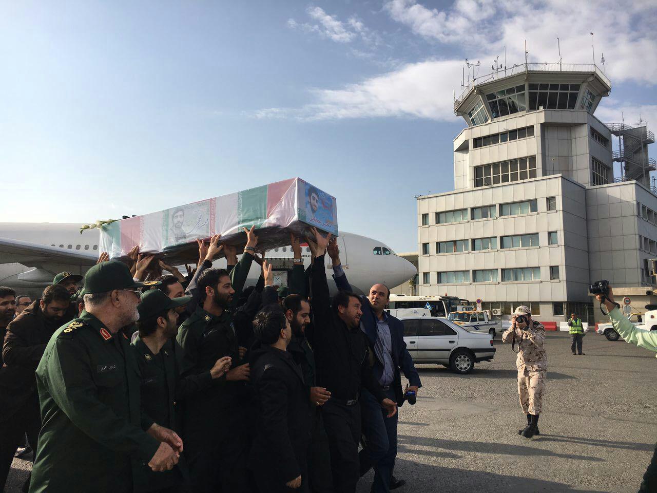 پيكر شهيد حججی وارد فرودگاه مشهد شد+ تصاویر