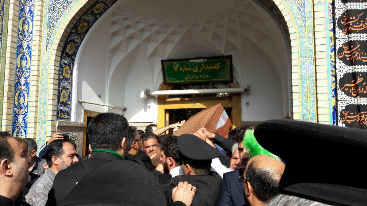طواف پیکر شهید حججی در حرم رضوی/ وداع خانواده شهید با پیکر شهید حججی+ تصویر