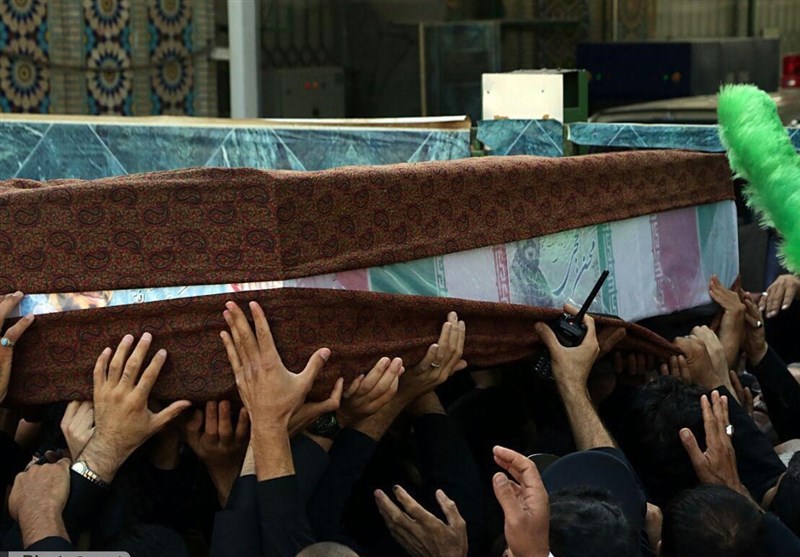 طواف پیکر شهید حججی در حرم رضوی/ وداع خانواده با پیکر شهید مدافع حرم + تصاویر