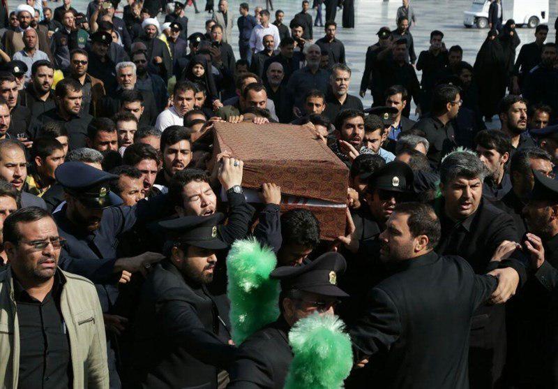 طواف پیکر شهید حججی در حرم رضوی/ وداع خانواده با پیکر شهید مدافع حرم + تصاویر