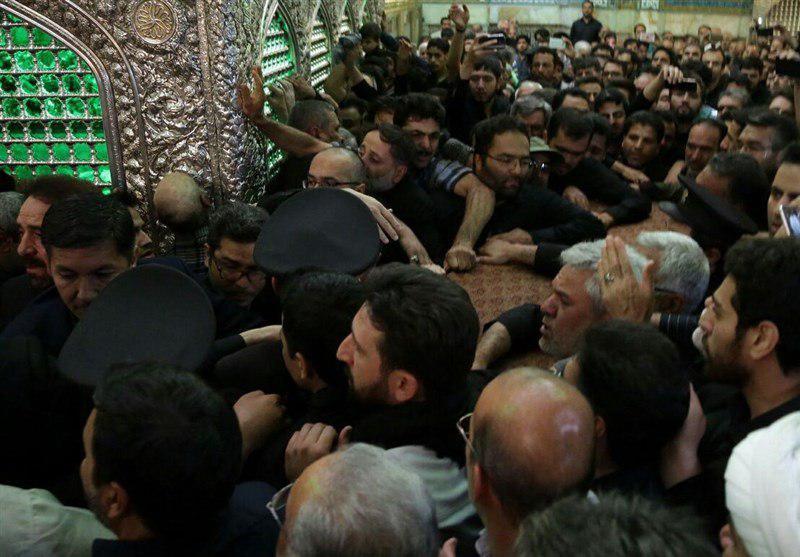 طواف پیکر شهید حججی در حرم رضوی/ وداع خانواده با پیکر شهید مدافع حرم + تصاویر