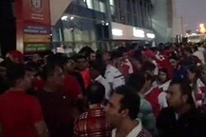 ازدحام هواداران معترض پرسپولیس پشت در ورزشگاه بن زاید + فیلم