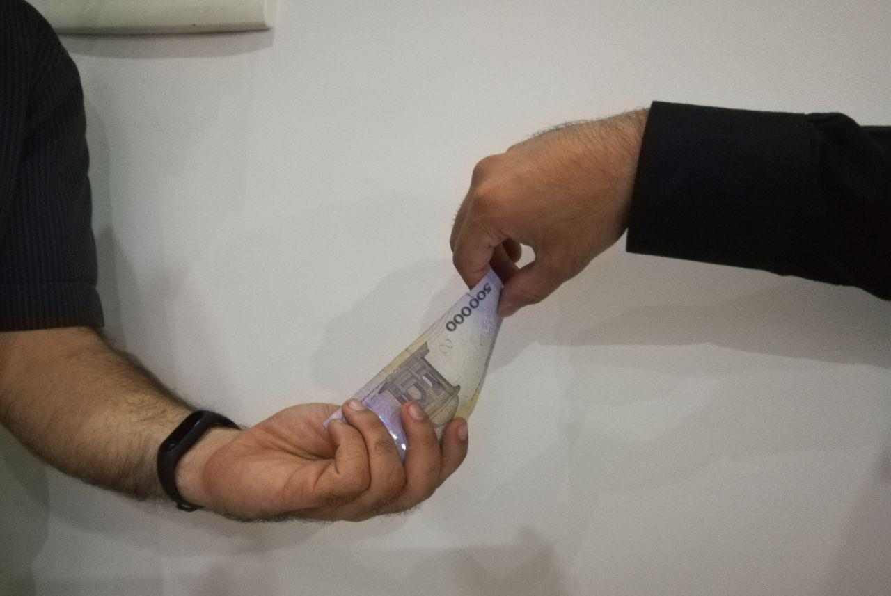 با جدیدترین شیوه تکدی&zwnj;گری آشنا شوید/متکدیانی که در یک دستشان اپل واچ دارند و در دست دیگر آیفون 7