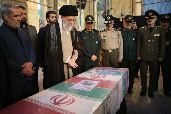 حضور رهبر انقلاب در کنار پیکر مطهر شهید حججی حضور رهبر انقلاب در کنار پیکر مطهر شهید حججی