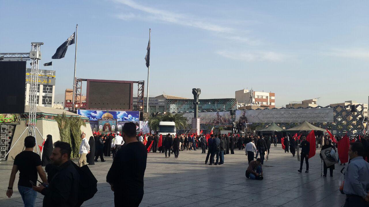 حال و هوای میدان امام حسین(ع) دقایقی قبل از شروع مراسم تشییع + فیلم