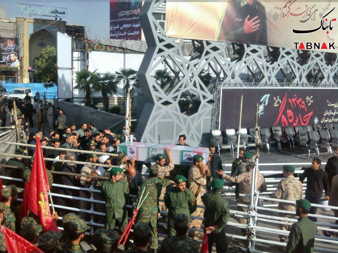 استقبال پرشور مردم از پیکر شهید حججی در میدان امام حسین