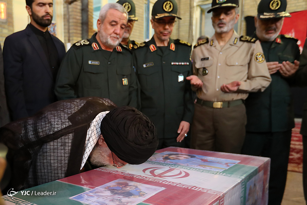حضور رهبر انقلاب در کنار پیکر مطهر شهید حججی حضور رهبر انقلاب در کنار پیکر مطهر شهید حججی