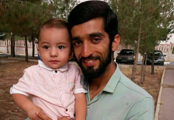 فرزند شهید محسن حججی در کنار پیکر مطهر پدر + تصویر