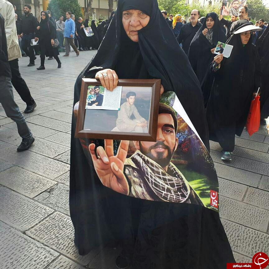 تصویری جالب از یک مادر شهید در مراسم شهید حججی