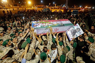 آیت‌الله ناصری بر پیکر شهید حججی در نجف آباد نماز میت می‌خواند