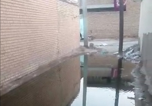 فوران فاضلاب در خیابان طیب 18 شهر آبادان + فیلم