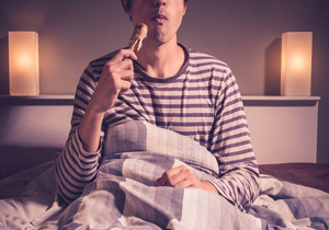 چگونه با وسوسه غذا خوردن قبل از خواب شب مقابله کنیم؟