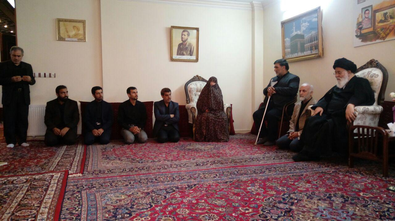 دیدار امام جمعه مشهد با مادر و خانواده شهیدان مهاجر