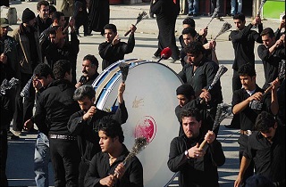 جمله عجیب روی طبل یک هیات عزاداری