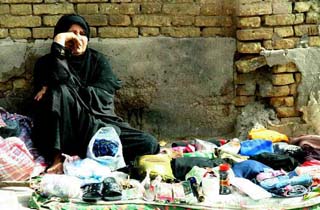 زنان دستفروش در متروهای تهران چگونه امرار معاش می‌کنند؟