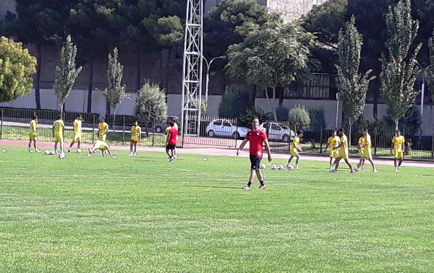حضور مدافع اسبق پرسپولیس و دیدار با کریمی/ناراحتی بازیکنان نفت طلاییه از انتخاب درخشان به عنوان سرمربی جدید تیمشان