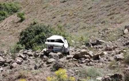 سقوط خودرو به دره با دو مصدوم