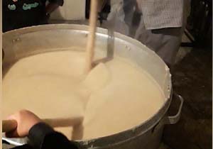 پخت حلیم نذری در شهرستان سلسله + فیلم