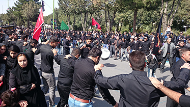 دلدادگان عاشورایی شاهین‌شهر را سیاه‌پوش کردند