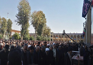 اقامه نماز ظهر عاشورا در حرم مطهر احمد بن موسی(ع)