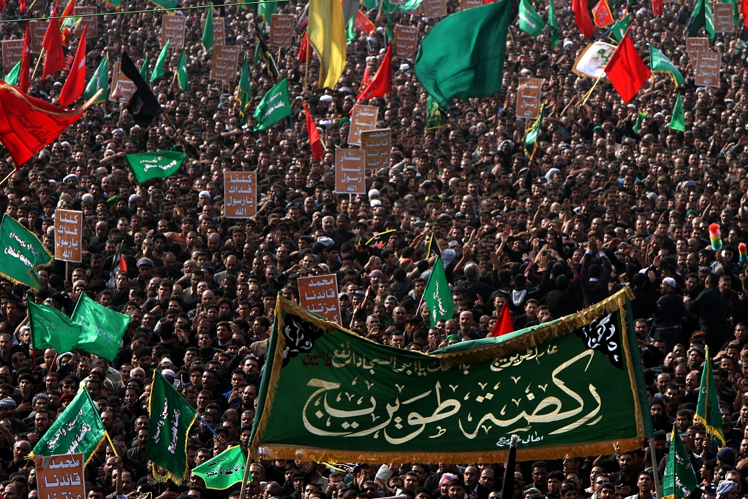 حرکت حزن انگیز دسته &laquo;طویریج&raquo; در حرم امام حسین (ع) + فیلم