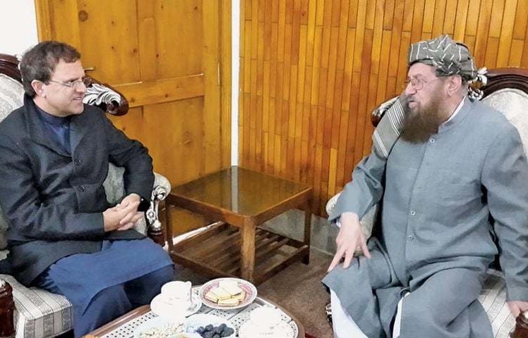 دیدار سفیر افغانستان در اسلام آباد با پدر معنوی طالبان
