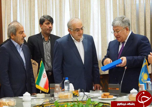 تقديم كتاب شاهنامه فردوسی به استاندار مازندران + عکس