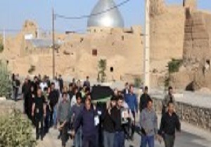 پیکر پدر شهید حسین اسماعیلی در عقدا تشییع شد