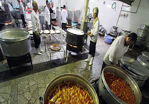 تهیه غذای زائران اربعین در حرم حضرت علی (ع) توسط خادمان لرستانی