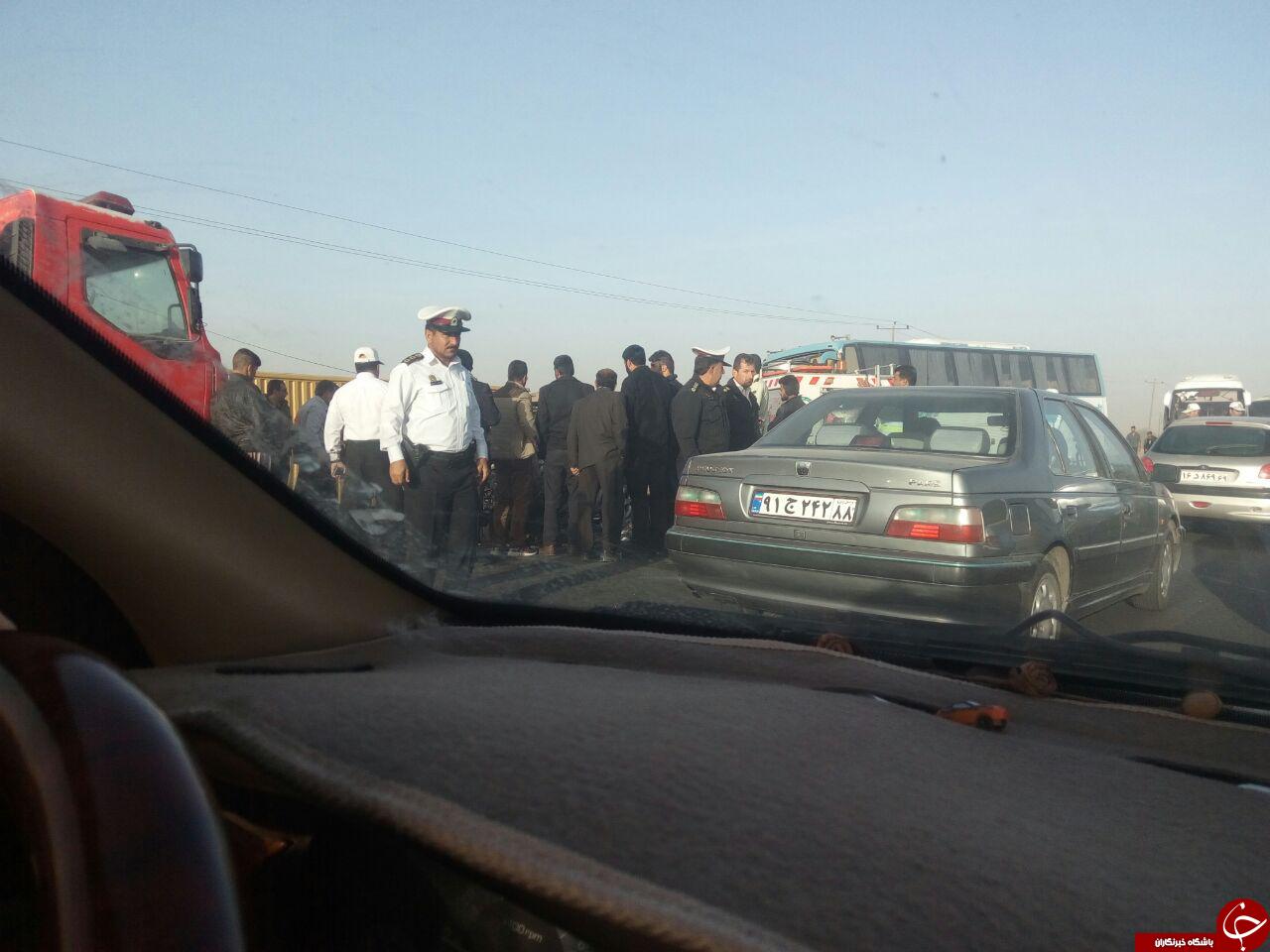 تصادف شدید اتوبوس با سمند در جاده اسلام&zwnj;آباد غرب - حمیل + تصاویر