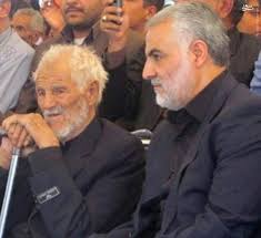 نماینده ولی فقیه در کرمان برپیکر ابوی سردارسلیمانی نماز می خواند
