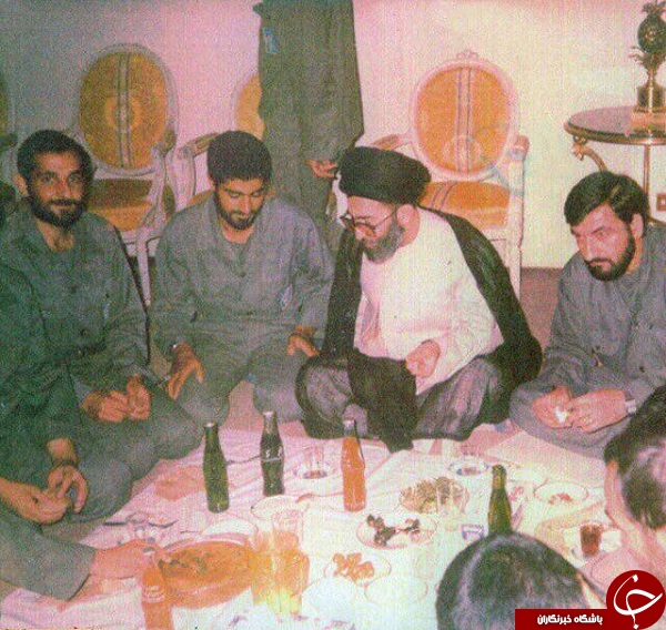 تصویری از رهبر انقلاب در کنار سردار سلیمانی در جبهه