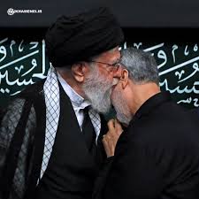 تصویری از سردار سلیمانی در کنار رهبر انقلاب در زمان جنگ